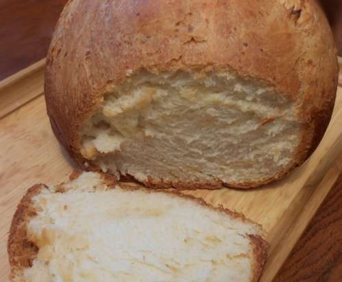 Pane al formaggio in una macchina per il pane