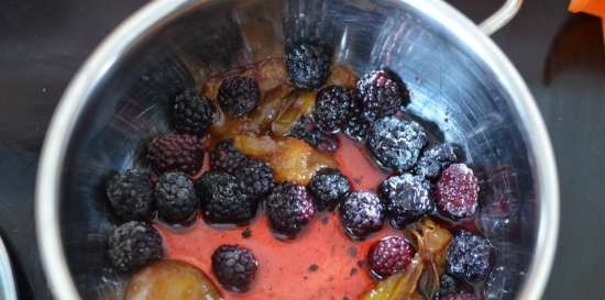 Plum and blackberry ice cream with pieces of berries