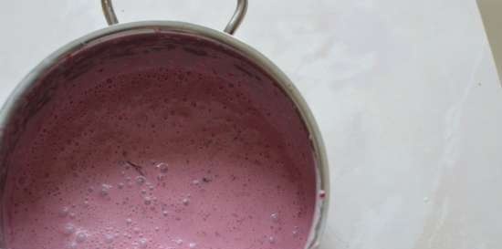 Plum and blackberry ice cream with pieces of berries