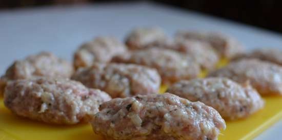 Polpette Greche con Salsa Domata Sauce (Keftedes Me Saltsa Domata)