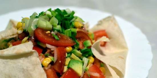 Ensalada de aguacate, tomate y maíz