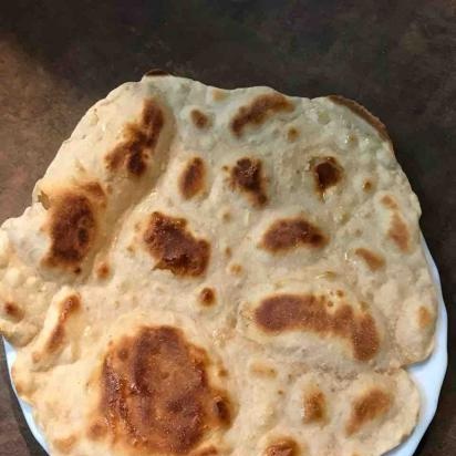 Mga flatbread para sa pangunahing pinggan tulad ng curry, kebab, kebab, kofta (mga cutlet na Arabe na may pampalasa)