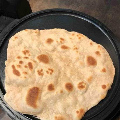 Mga flatbread para sa pangunahing pinggan tulad ng curry, kebab, kebab, kofta (mga cutlet na Arabe na may pampalasa)