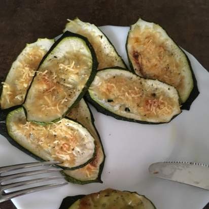 Ovnbakt courgette med ost eller pestosaus