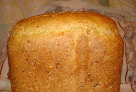 Pane alle carote con le noci in una macchina per il pane