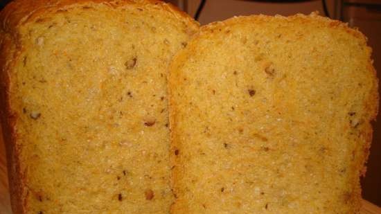 Pane alle carote con le noci in una macchina per il pane