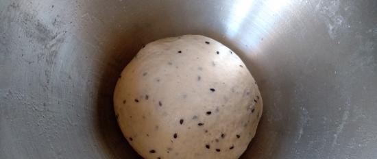 Pane al burro con semi di sesamo nero, formaggio e pomodori secchi