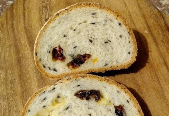 Pane al burro con semi di sesamo nero, formaggio e pomodori secchi