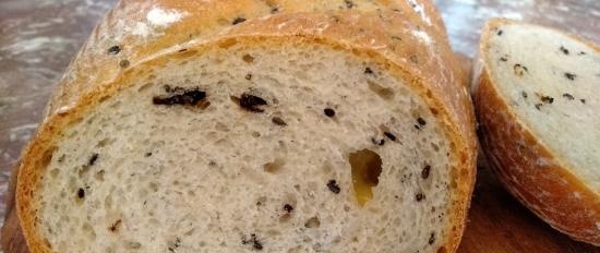 Pane al burro con semi di sesamo nero, formaggio e pomodori secchi