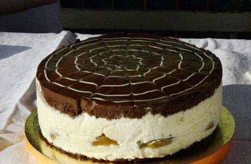 Torta cremosa al cioccolato con pesche