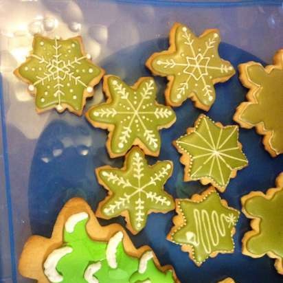 We decorate gingerbread cookies, cookies