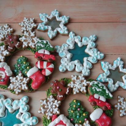 We decorate gingerbread cookies, cookies