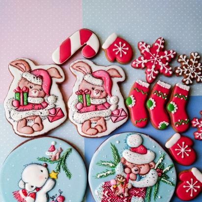 We decorate gingerbread cookies, cookies