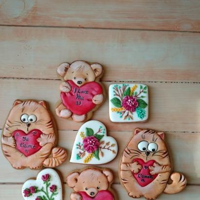 We decorate gingerbread cookies, cookies