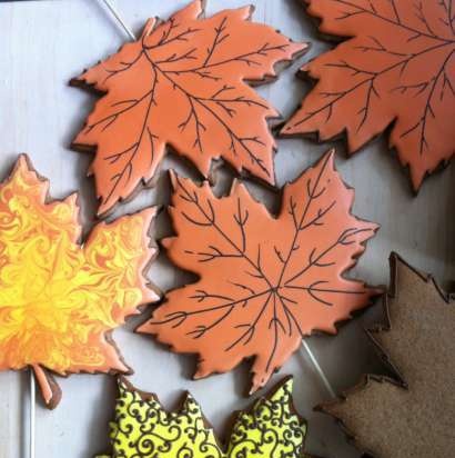 We decorate gingerbread cookies, cookies