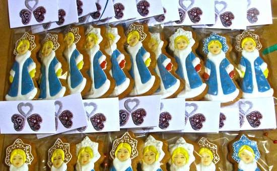 We decorate gingerbread cookies, cookies