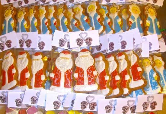 We decorate gingerbread cookies, cookies