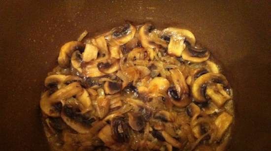 Cosce di pollo in salsa di panna acida alla senape con julienne di funghi nel multicooker Bork U700