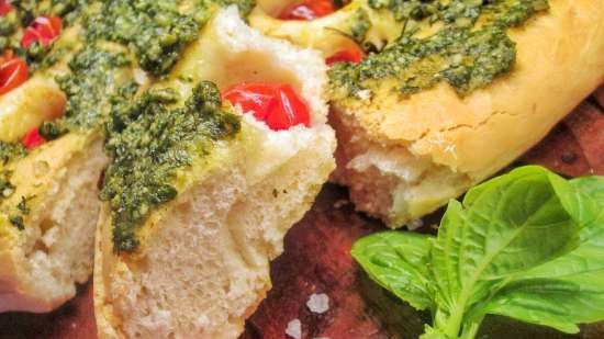 Focaccia con salsa pesto y tomates cherry