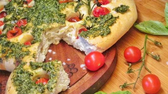 Focaccia con salsa pesto y tomates cherry