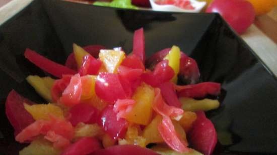 Ensalada de frutas al estilo japonés con tomates