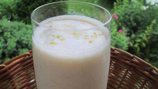 Lassi - rinfrescanti bevande dell'Asia meridionale (cioccolato e banana).