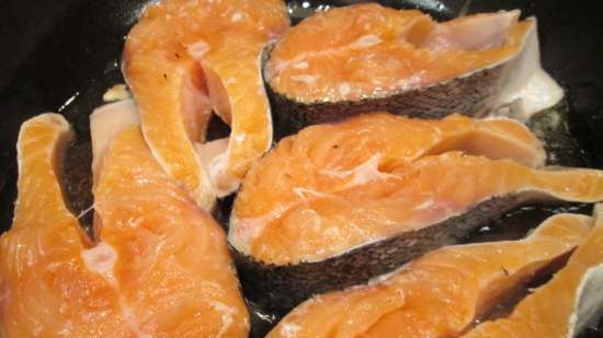 Salmon na may crust ng bawang-keso