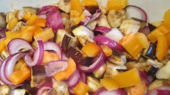 Baked vegetable stew with red onion