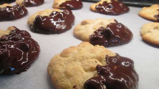 Biscotti alla nocciola ricoperti di cioccolato