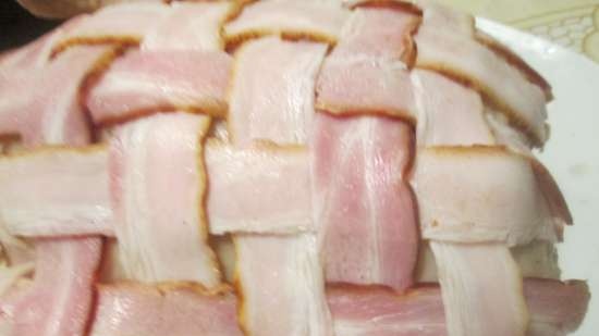 Manok na may amerikana ng bacon fur at sa asin