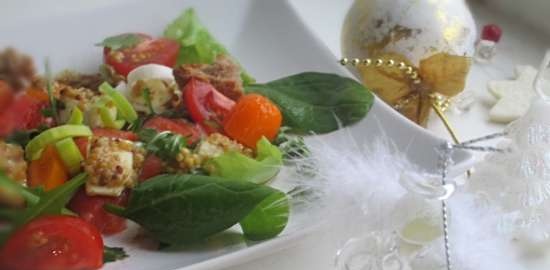 Insalata di salmone con formaggio al forno, verdure e due condimenti