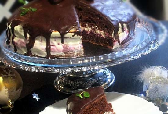 Chocolate cake with strawberries