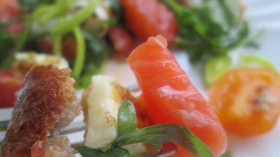 Insalata di salmone con formaggio al forno, verdure e due condimenti