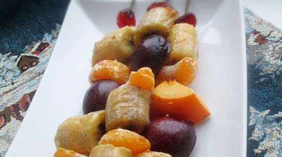 Brochetas de frutas con salsa de miel y canela