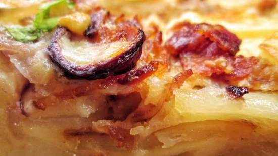 Casseruola con patate, pancetta e cipolle rosse