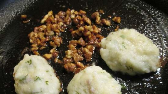 Cheese dumplings in butter with walnuts