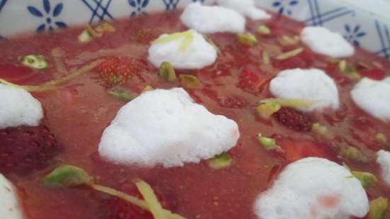 Sopa de fresa y limón con albóndigas aireadas