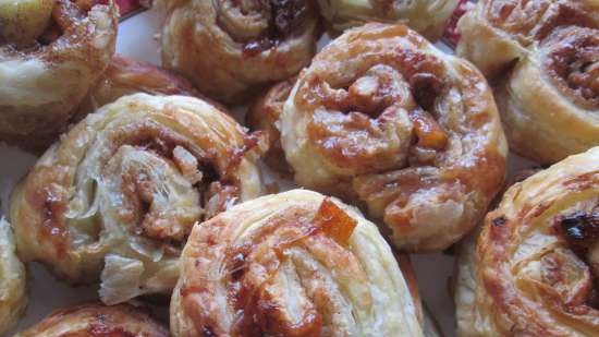 Riccioli di caramelle con noci (panini appiccicosi facili)