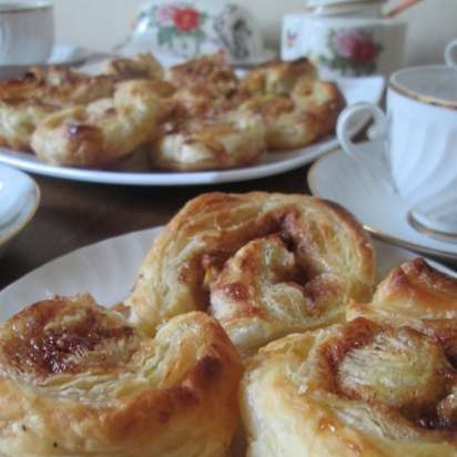 Riccioli di caramelle con noci (panini appiccicosi facili)