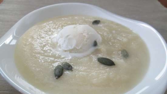 Zuppa di purea di mele con gelato alla panna acida