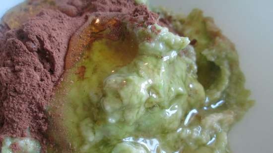 Mousse de aguacate con chocolate y pistachos