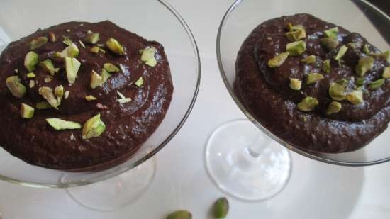 Mousse di avocado con cioccolato e pistacchi