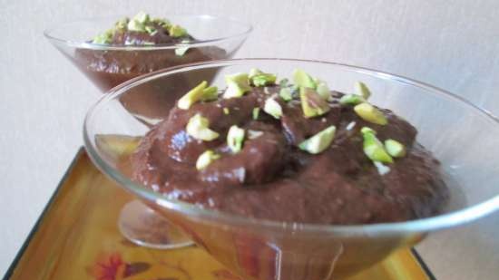 Mousse de aguacate con chocolate y pistachos