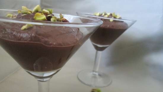 Mousse de aguacate con chocolate y pistachos