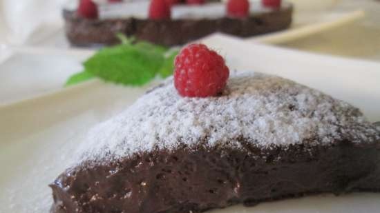 Torta di mousse al cioccolato congelata su merengue