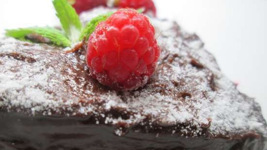 Torta di mousse al cioccolato congelata su merengue