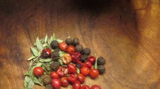 Huisgemaakt gekookt varkensvlees met kruiden en zongedroogde tomaten