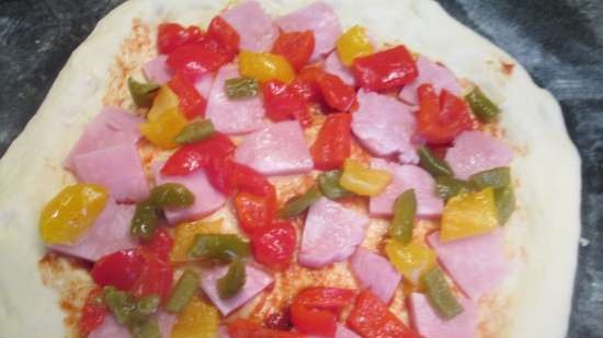 Pizza met gebakken paprika en ham