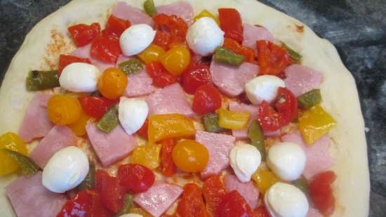 Pizza met gebakken paprika en ham