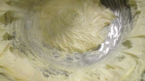 Maanzaadcake met noten en gekookte gecondenseerde melk